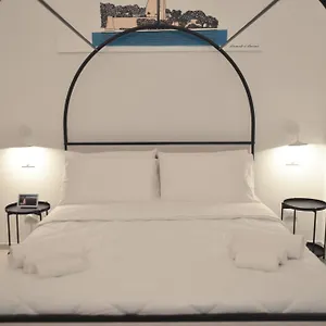 ellements-luxury-rooms.lecce-hotels.com/